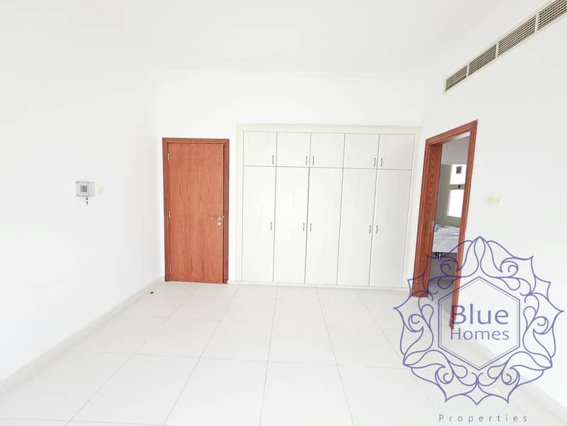 Family living ! 3BR + laundry room Huge hall & room near to oud metha merto station - Image 11