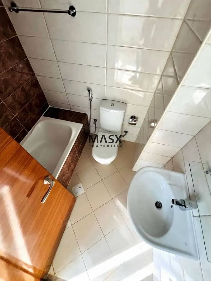 Ready to Move | Unfurnished | Prime Location - Image 8