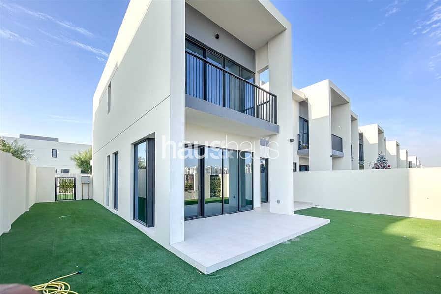 Huge Corner Unit | Single Row | Well Maintained