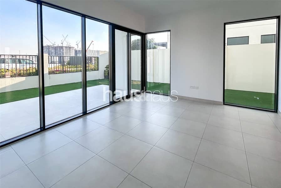 Huge Corner Unit | Single Row | Well Maintained