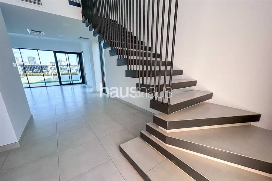 Huge Corner Unit | Single Row | Well Maintained