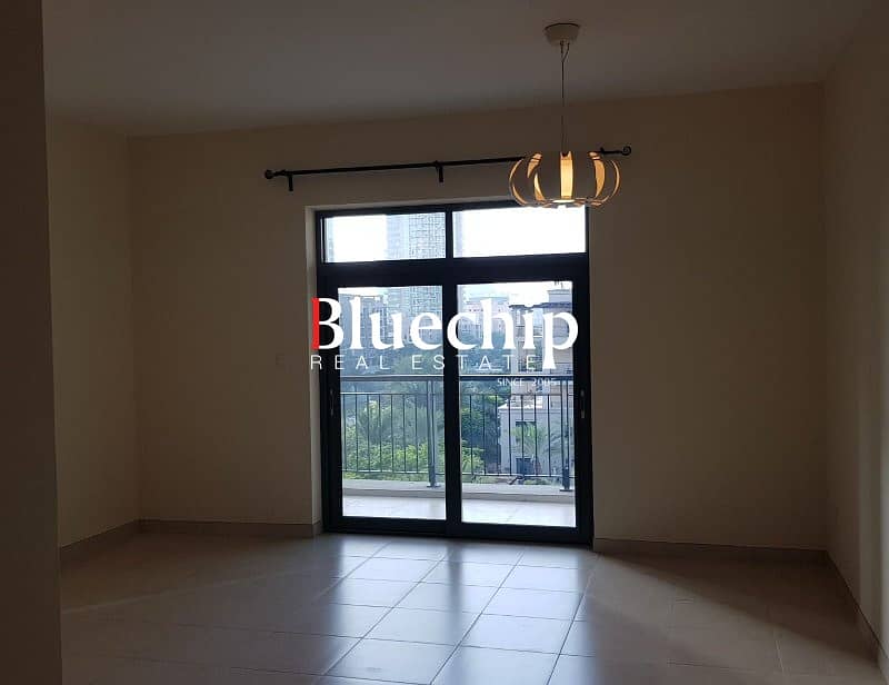 POOL AND LAKE VIEW | IMMACULATE |READY TO MOVE IN - Image 9