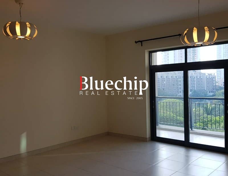 POOL AND LAKE VIEW | IMMACULATE |READY TO MOVE IN - Image 10