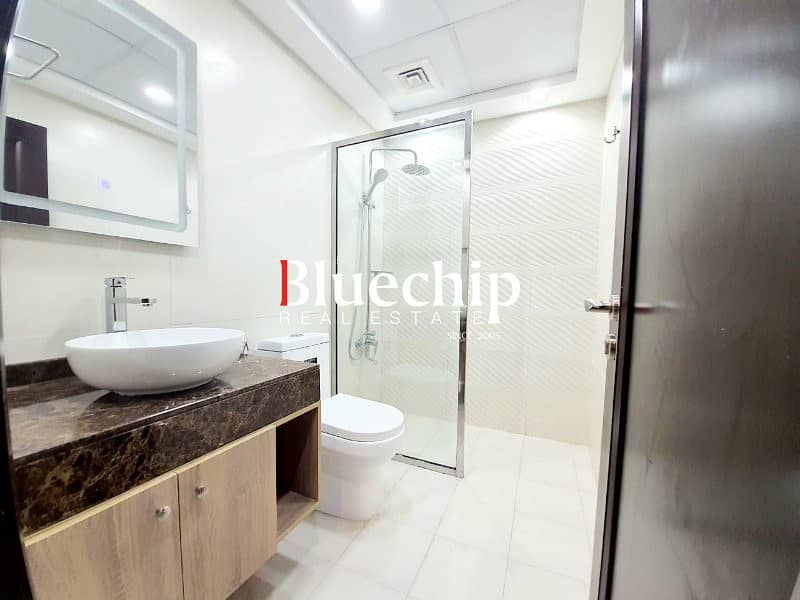 POOL AND LAKE VIEW | IMMACULATE |READY TO MOVE IN - Image 19