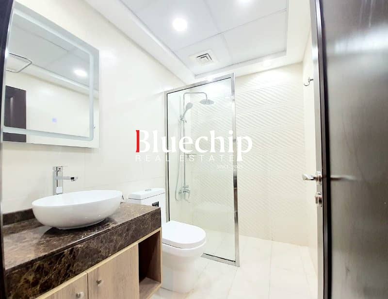 POOL AND LAKE VIEW | IMMACULATE |READY TO MOVE IN - Image 21