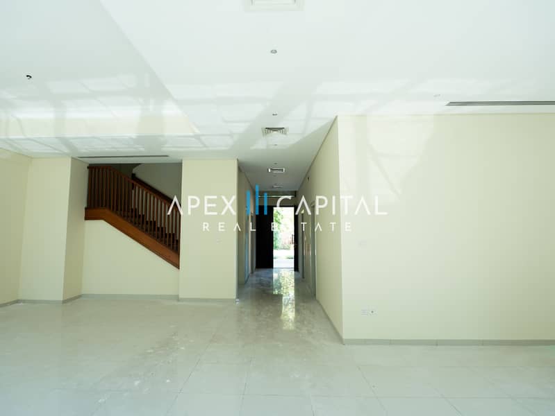 Elegant 3BR Townhouse | Golf Community | Exclusive Location - Image 11