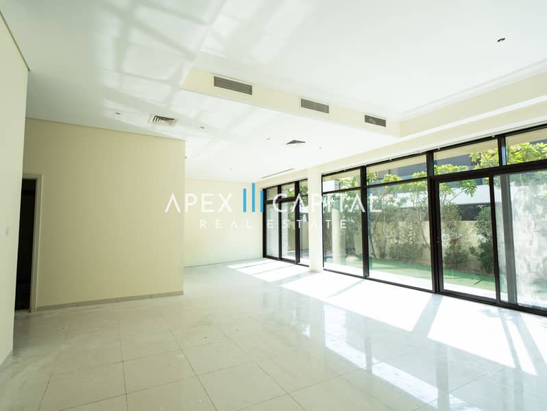 Elegant 3BR Townhouse | Golf Community | Exclusive Location - Image 12