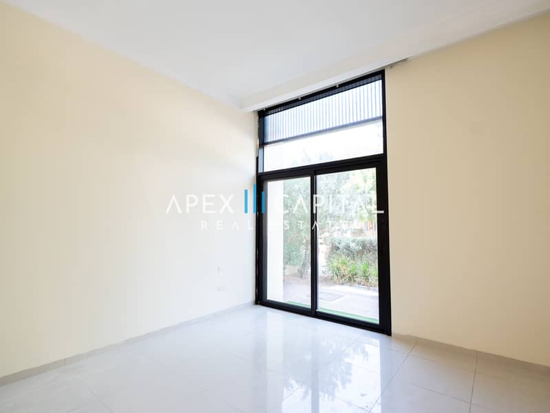 Elegant 3BR Townhouse | Golf Community | Exclusive Location - Image 13