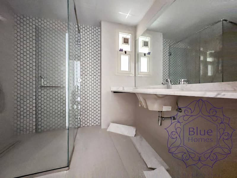 Family living 3BR Lavish spacious Huge hall & room prime location oud metha - Image 13