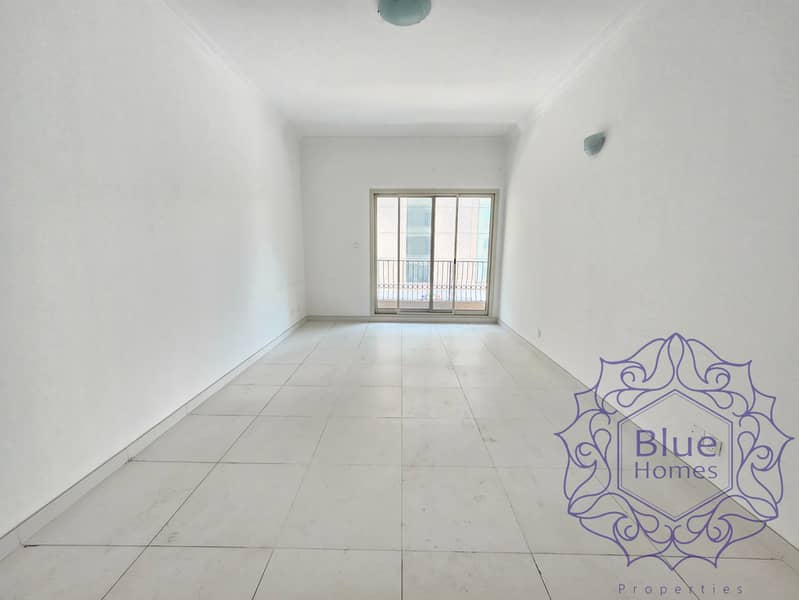 Family living 3BR Lavish spacious Huge hall & room prime location oud metha - Image 14