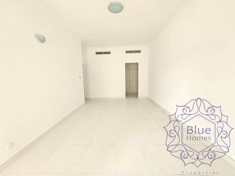 Family living 3BR Lavish spacious Huge hall & room prime location oud metha - Image 15