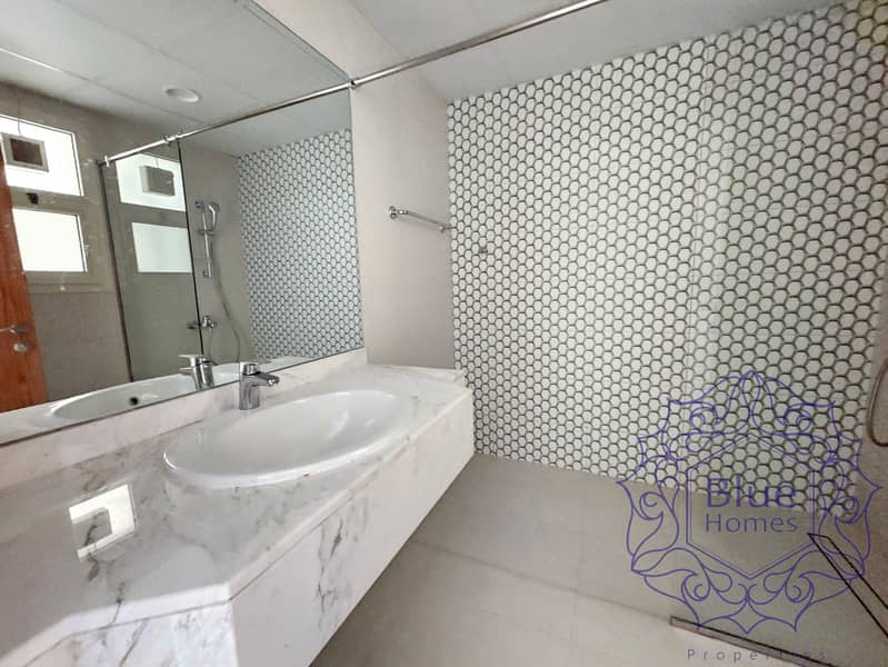 Family living 3BR Lavish spacious Huge hall & room prime location oud metha - Image 16