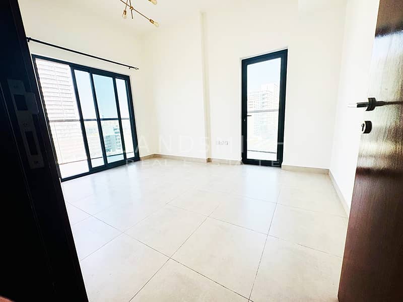 Vacant | Spacious 1 Bedroom Apartment | Corner