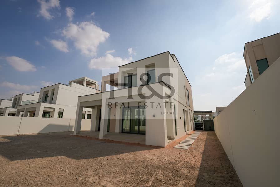 Unbeatable price l Large Plot l prime location