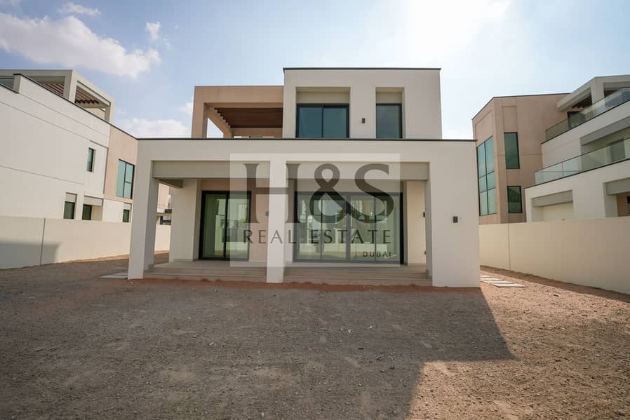 Unbeatable price l Large Plot l prime location