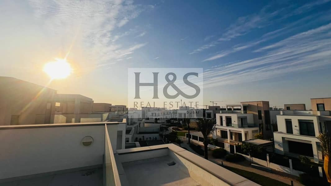 Unbeatable price l Large Plot l prime location