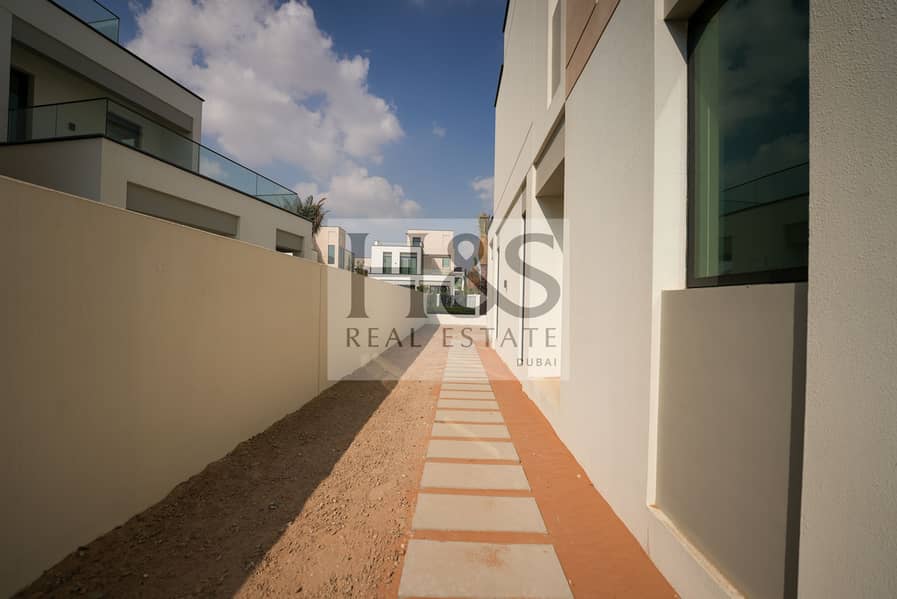 Unbeatable price l Large Plot l prime location - Image 12