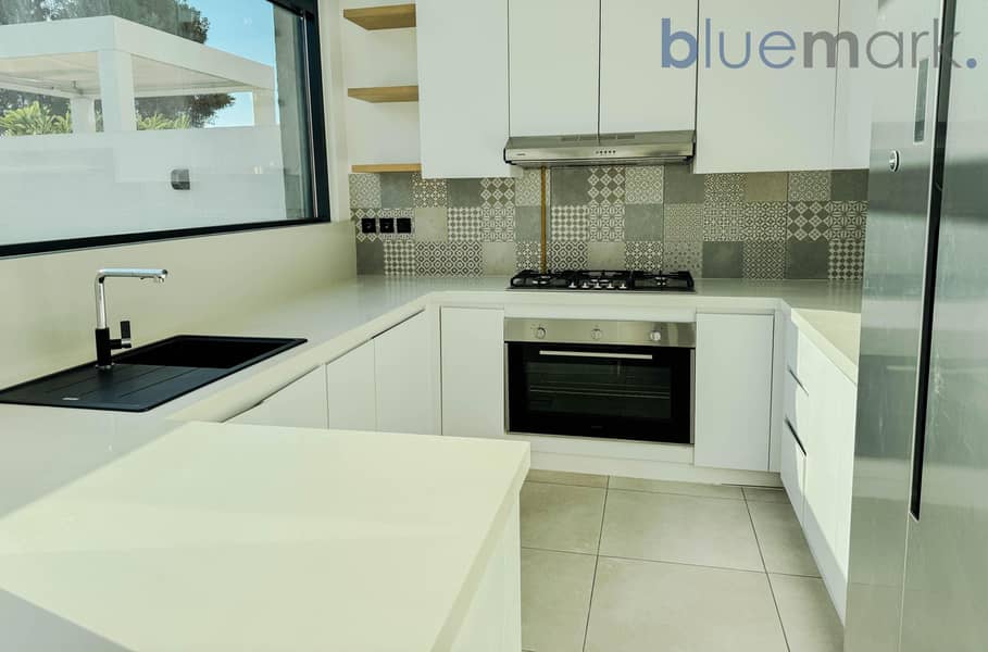 Direct Golf Couse View | Luxury 3 Beds House for Sale - Image 9