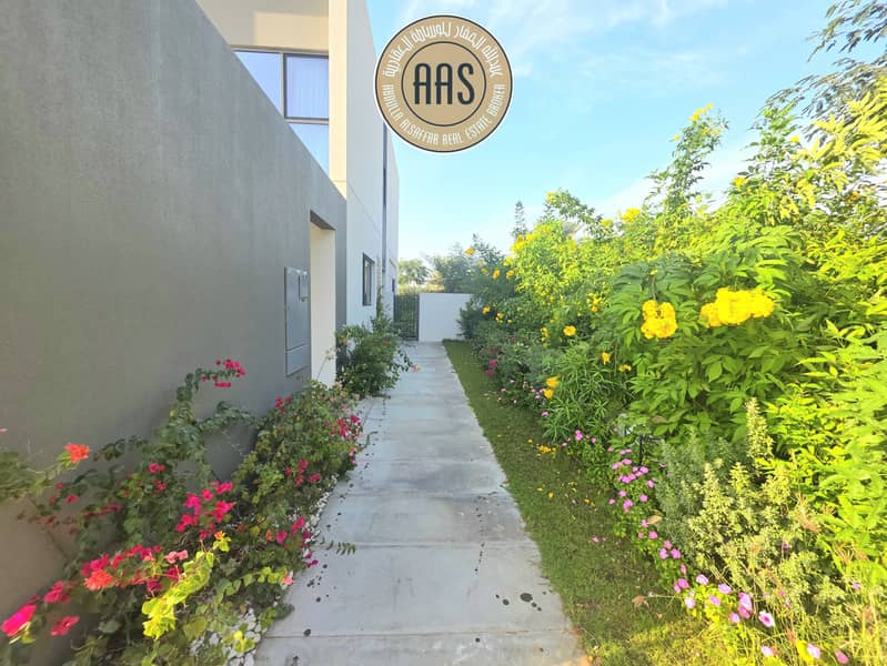 END CORNER SINGLE ROW 4BR+MAID VILLA JUST 215K