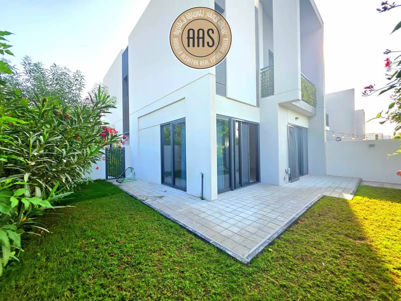 END CORNER SINGLE ROW 4BR+MAID VILLA JUST 215K