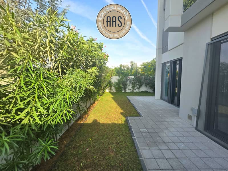 END CORNER SINGLE ROW 4BR+MAID VILLA JUST 215K