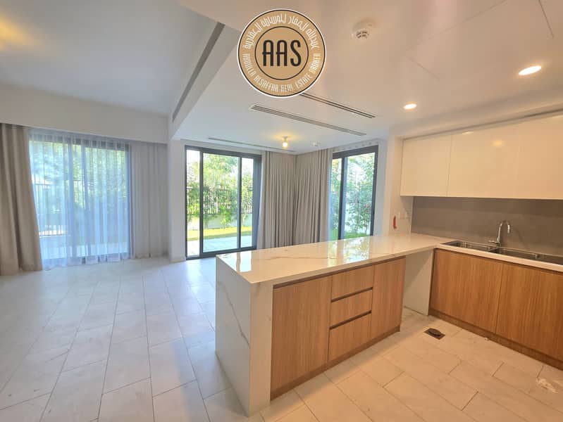 END CORNER SINGLE ROW 4BR+MAID VILLA JUST 215K