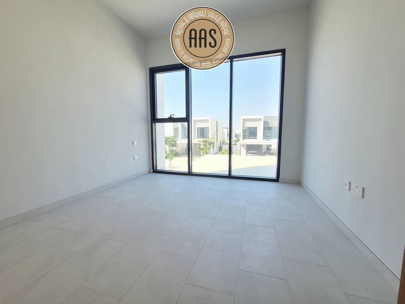 END CORNER SINGLE ROW 4BR+MAID VILLA JUST 215K - Image 9