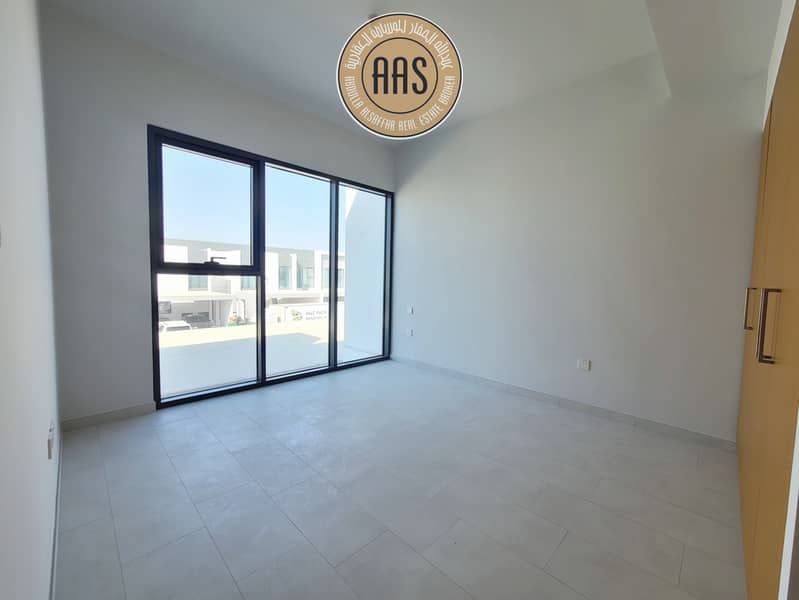 END CORNER SINGLE ROW 4BR+MAID VILLA JUST 215K - Image 12