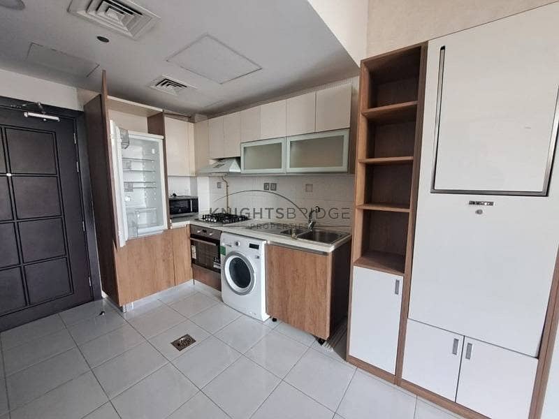 Villa Facing: Close to Metro Spacious Studio - Image 6