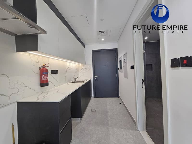 Luxurious Studio + Study Room | NEARBY METRO