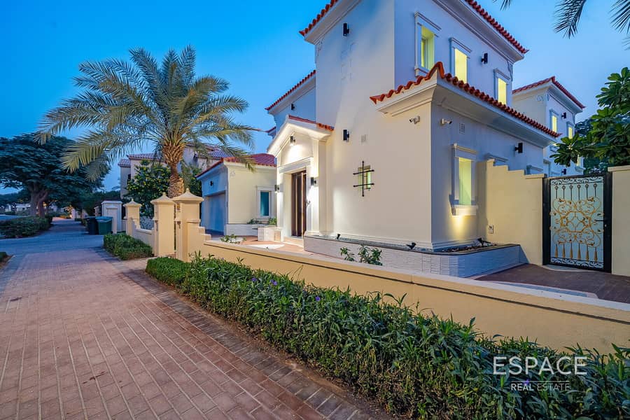 Exclusive |Corner Plot |Upgraded |Vacant