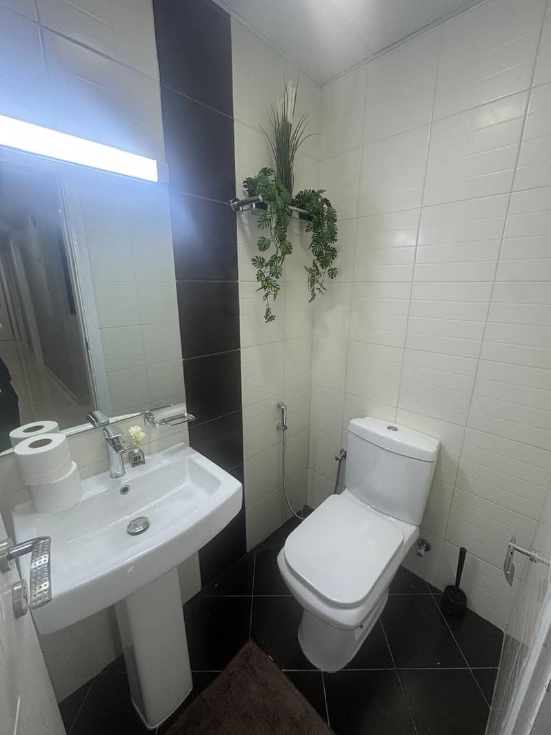 Dubai marina Free housekeeping provided every day ,Monthly 3 bedroom apartment , near JBR beach and metro station - Image 18