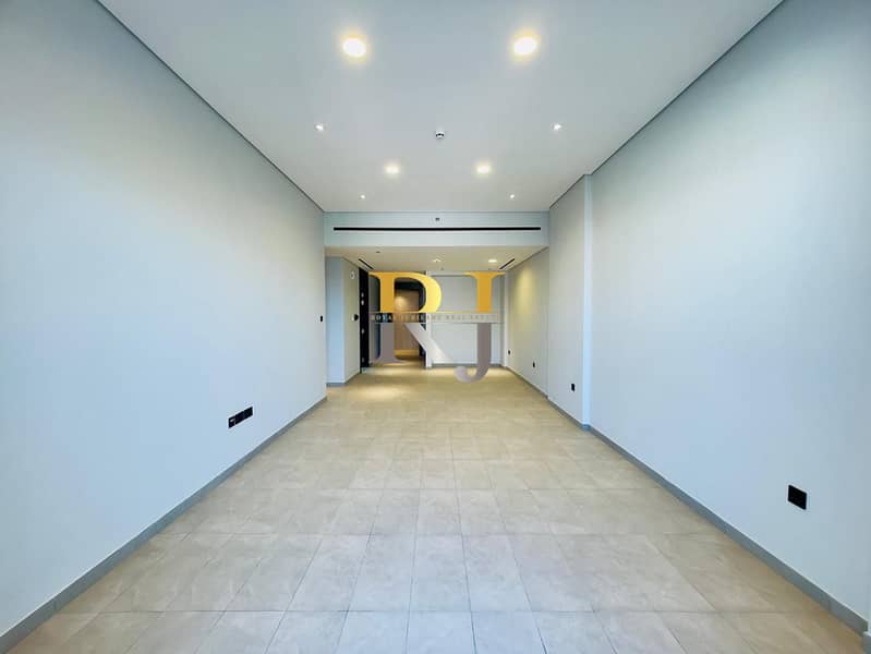 Spacious 2BHK with Maid’s Room & Both Attached Baths in Mankhool