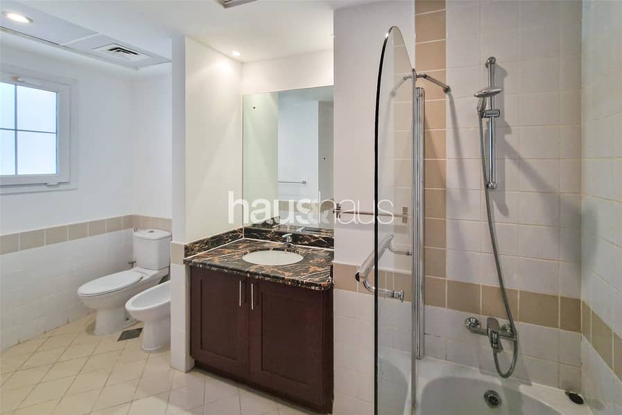 On The Lake | Close to Park | Perfect for Families - Image 10