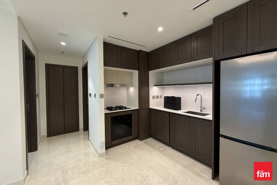 Great Amenities | Vacant | Private Beach