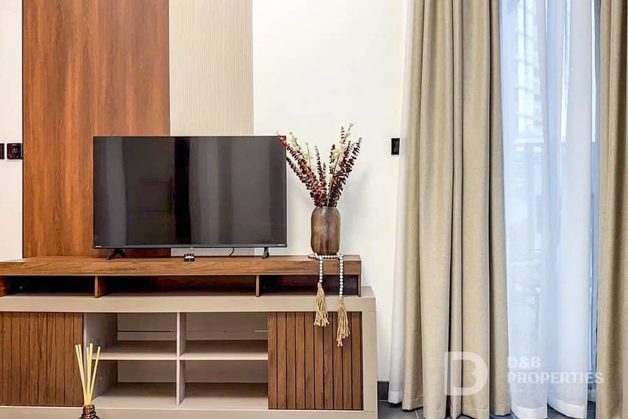 1 Bedroom plus Private Yard | Luxury Furnishing