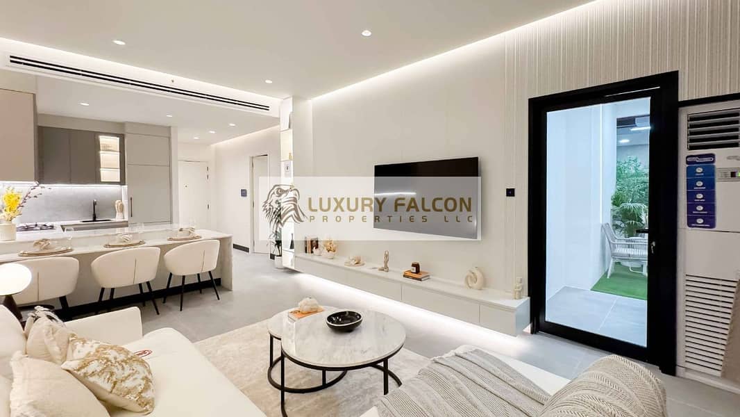 Luxury 1BR | Jacuzzi, Laundry & Study | Boulevard View | Premium Layout