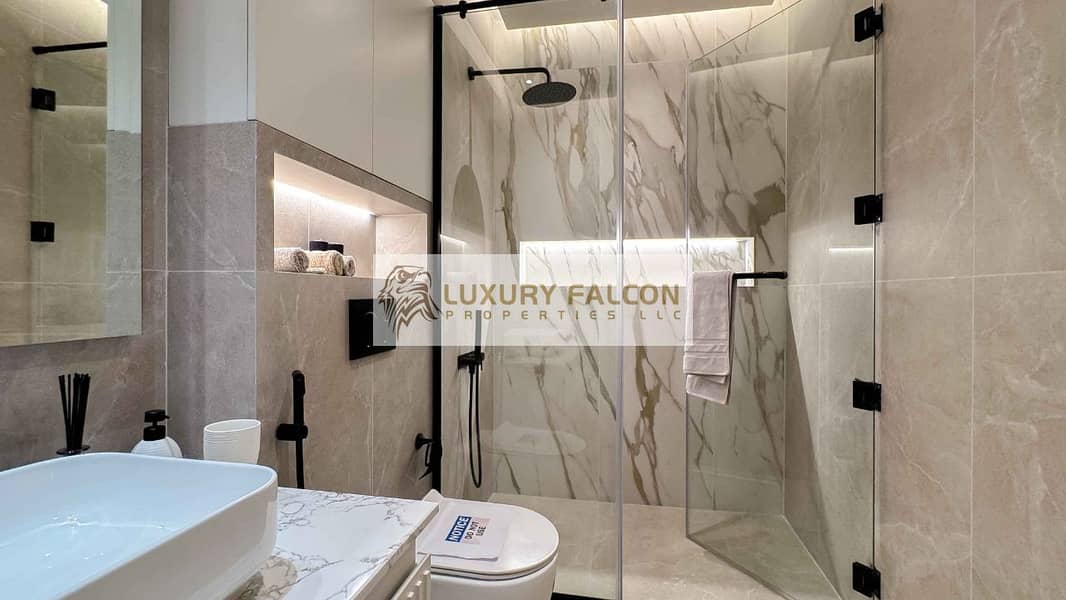 Luxury 1BR | Jacuzzi, Laundry & Study | Boulevard View | Premium Layout