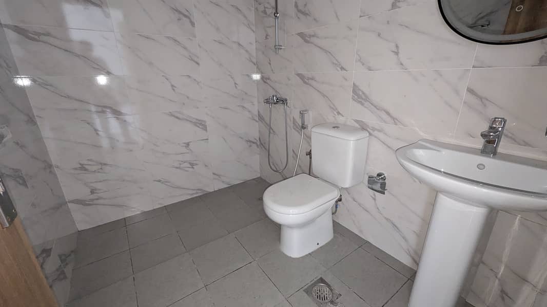 STUDIO |•| NEW BUILDING |•| SPACIOUS |•| MODERN FINISHING - Image 6