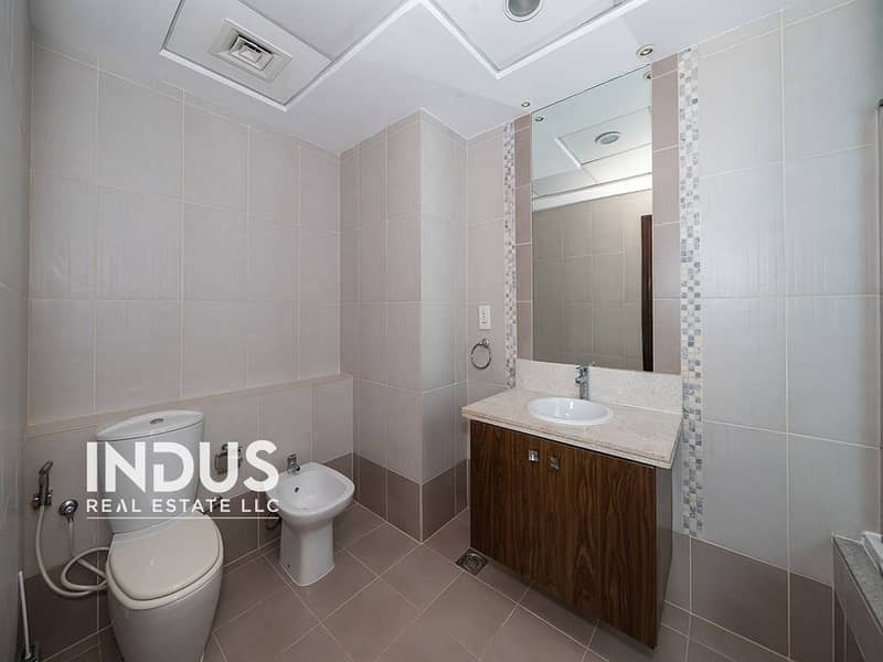 Ready to Move | Prime Location | Spacious - Image 9