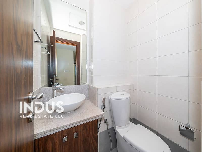 Ready to Move | Prime Location | Spacious - Image 22