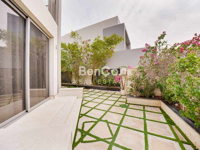 Furnished | Large Corner Unit | Community Expert - Image 23