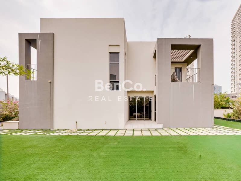 Furnished | Large Corner Unit | Community Expert - Image 25