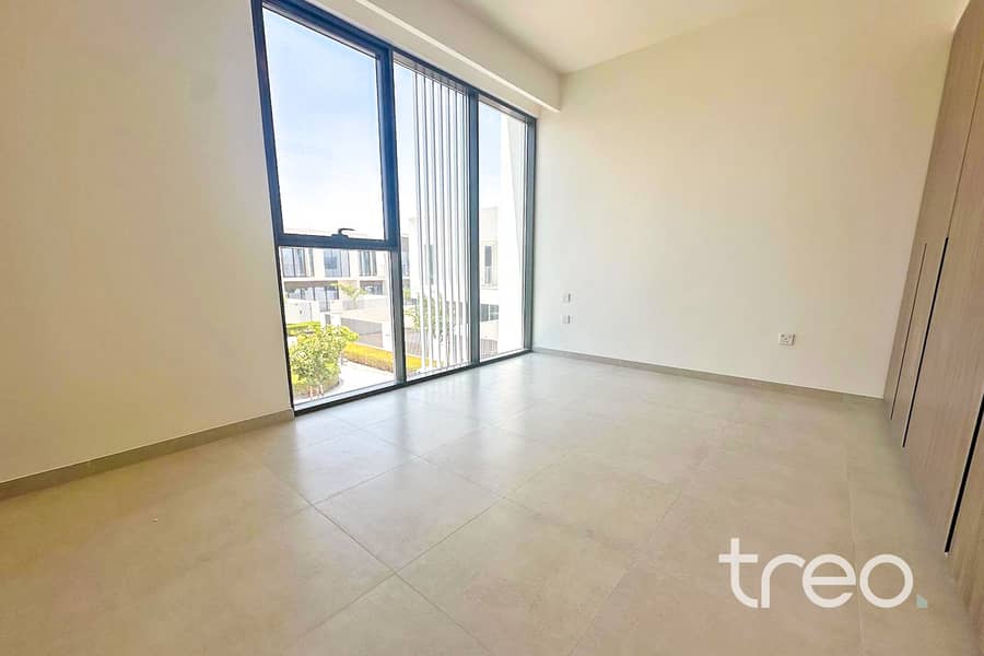 Exclusive | Single Row | Park Facing - Image 21