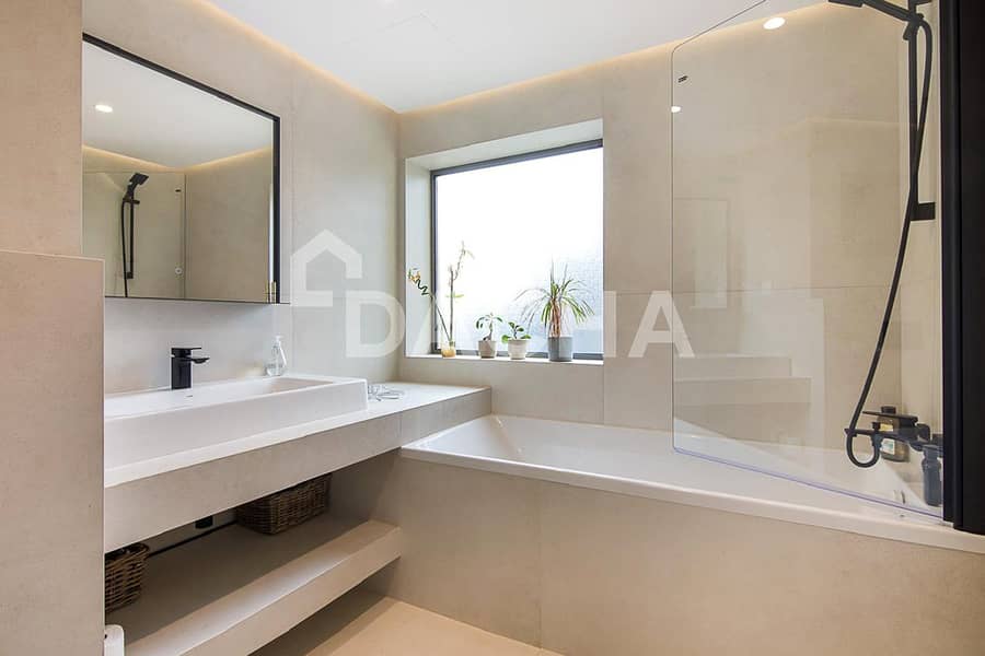 Vacant | Marina View | Upgraded - Image 11