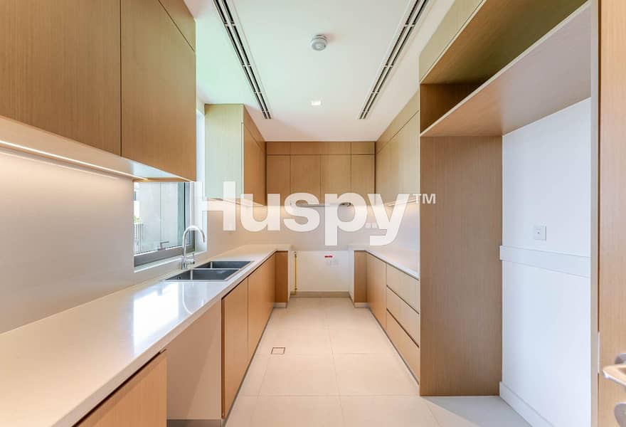 Large Layout | Extra Parking | Single Row