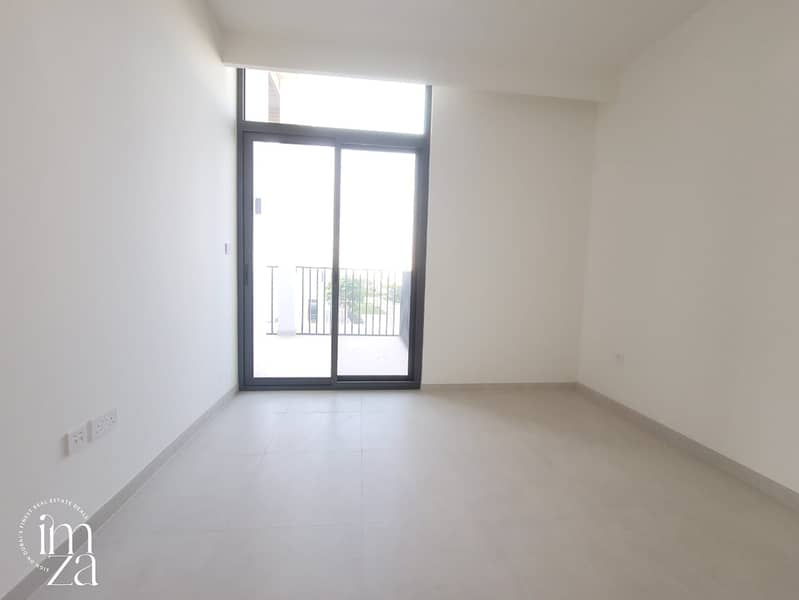 Exquisite 3BR Townhouse | Prime Middle Unit - Image 9