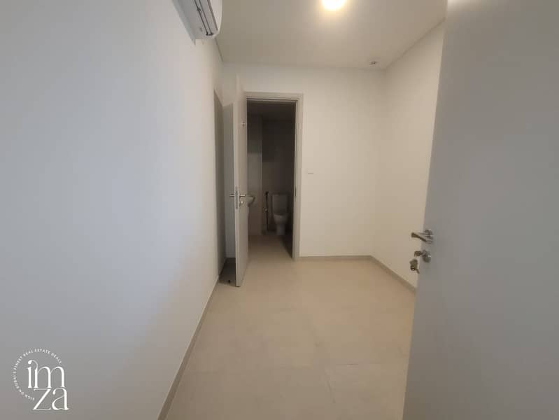 Exquisite 3BR Townhouse | Prime Middle Unit - Image 11