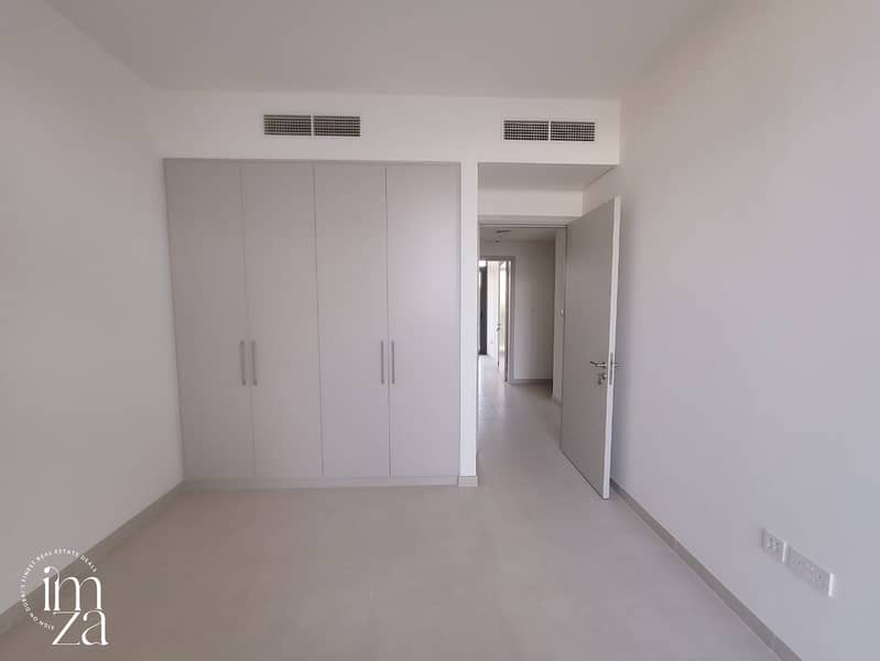 Exquisite 3BR Townhouse | Prime Middle Unit - Image 13