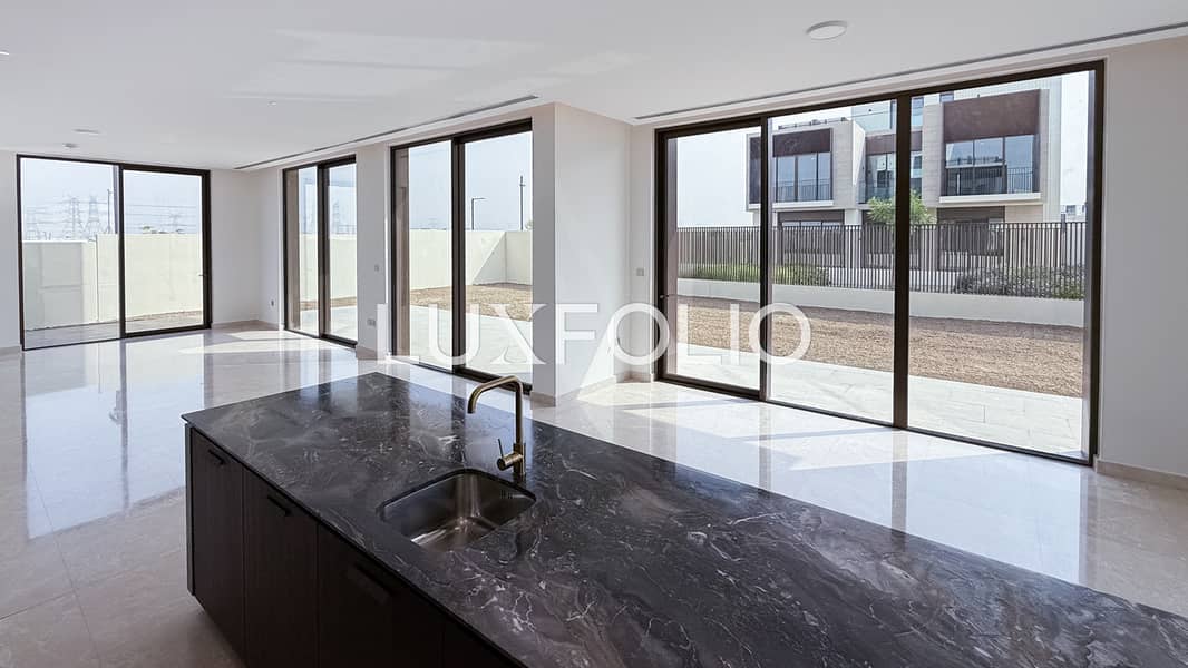 Corner Plot | Burj Khalifa View | Ready To Move - Image 13